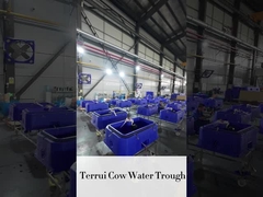 Tangki Minuman Biru yang Kuat untuk Sapi